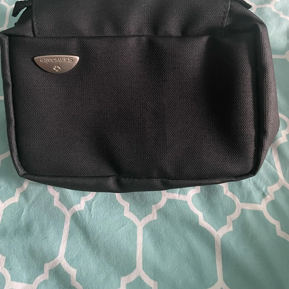 Small Samsonite Zippered Travel Bag